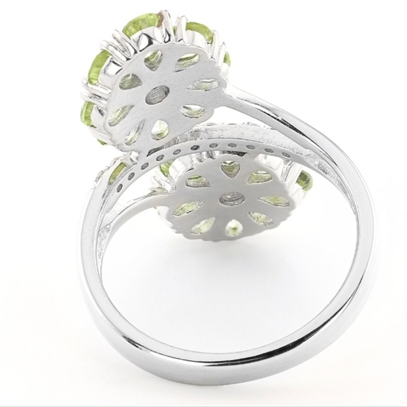 Genuine Peridot Ring in Sterling Silver  Size 8! - Picture 2 of 6